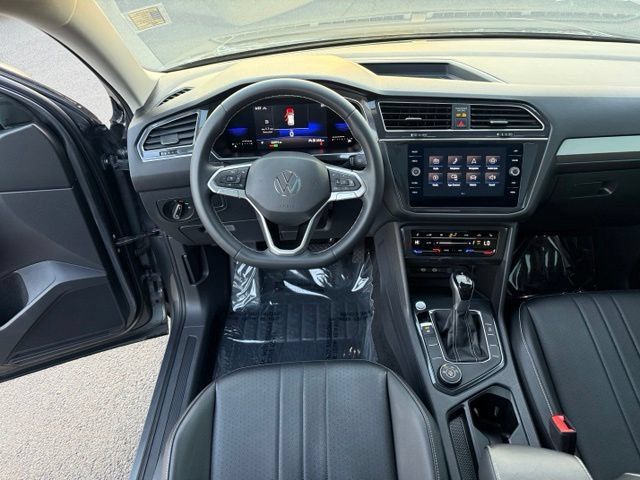 Used 2022 Volkswagen Tiguan SE AWD/4WD image 33