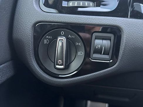 Used 2019 Volkswagen GTI SE FWD image 21