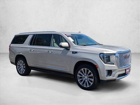 Used 2023 GMC Yukon XL Denali AWD/4WD image 3