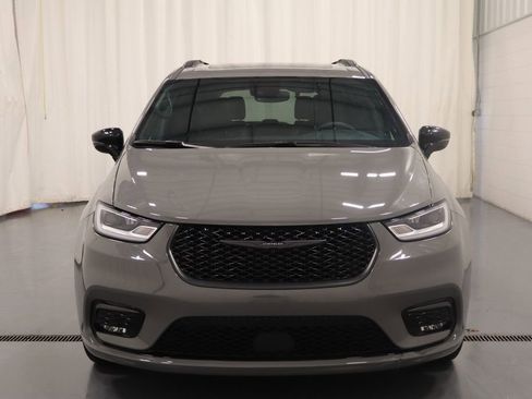 Used 2025 Chrysler Pacifica Limited FWD image 4