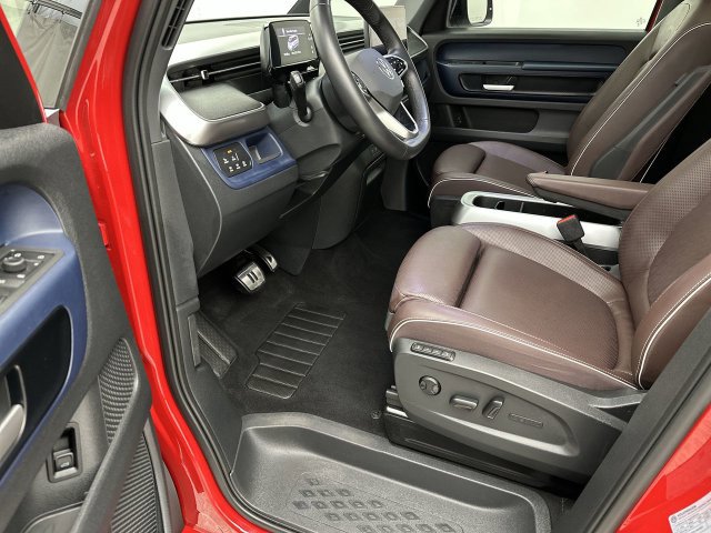 Certified 2025 Volkswagen ID. Buzz Pro S Plus AWD/4WD image 12