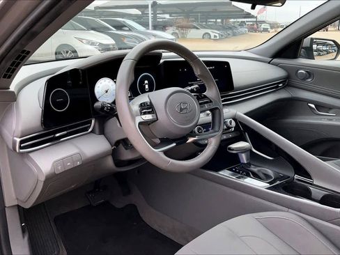 Used 2023 Hyundai Elantra SEL w/ Convenience Package FWD image 16
