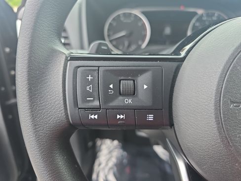 Used 2022 Nissan Rogue SV FWD image 16