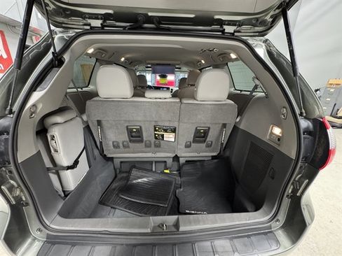 Used 2020 Toyota Sienna XLE Premium FWD image 19