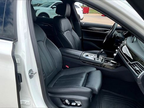 Used 2022 BMW 740i w/ M Sport Package image 10