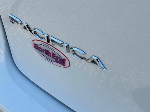 Used 2023 Chrysler Pacifica Touring-L FWD image 11
