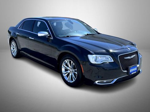 Used 2017 Chrysler 300 C RWD image 3