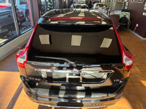 Used 2016 Volvo XC60 T5 Premier w/ Proximity Package image 12