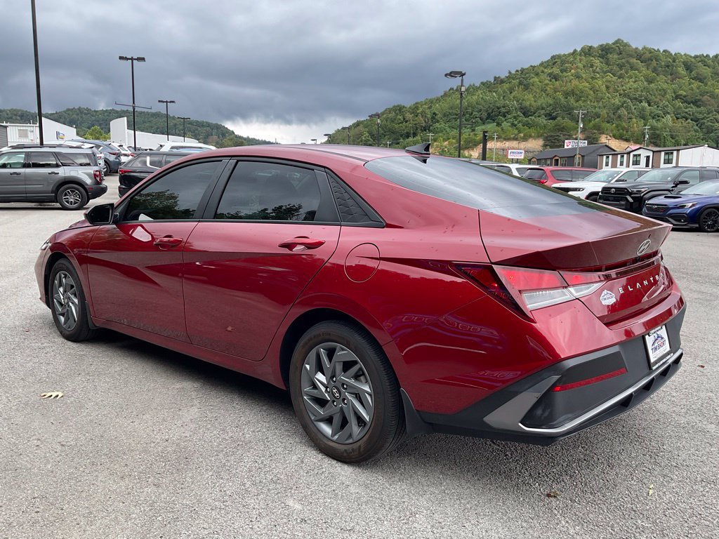 Used 2024 Hyundai Elantra SEL FWD image 4