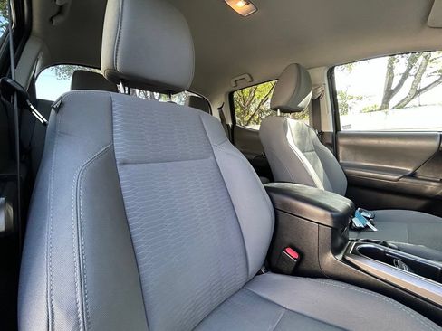 Used 2018 Toyota Tacoma SR5 RWD image 29