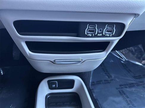 Used 2023 Chrysler Voyager LX image 32