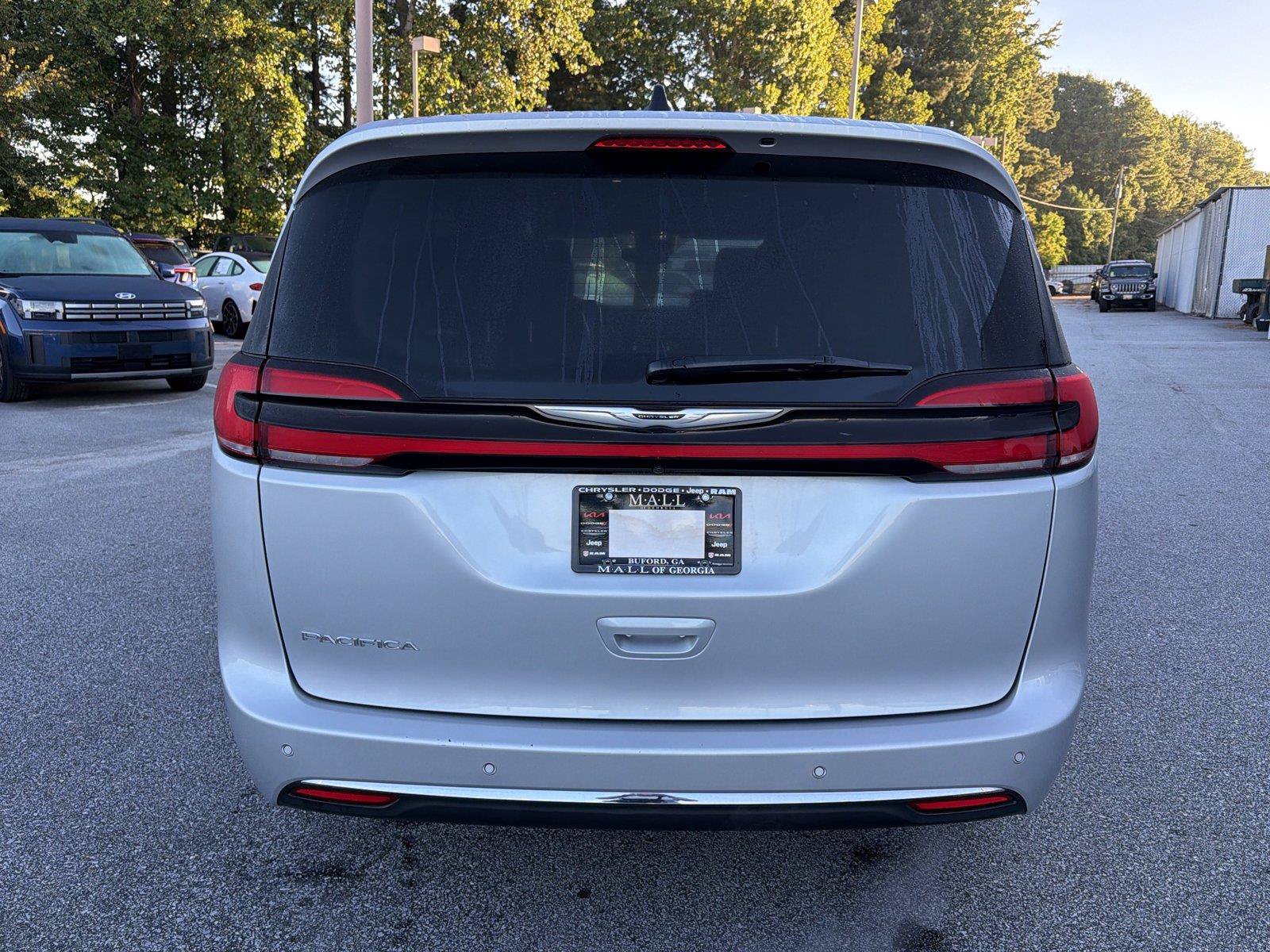 Used 2024 Chrysler Pacifica Touring-L FWD image 6