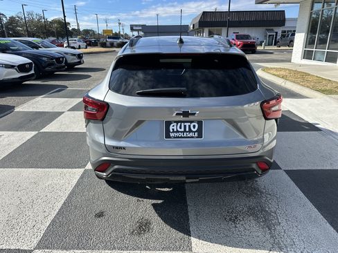 Used 2024 Chevrolet Trax RS w/ Sunroof Package image 4