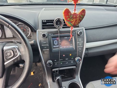 Used 2015 Toyota Camry SE image 3