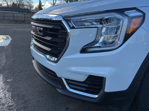 Used 2024 GMC Terrain SLE image 5