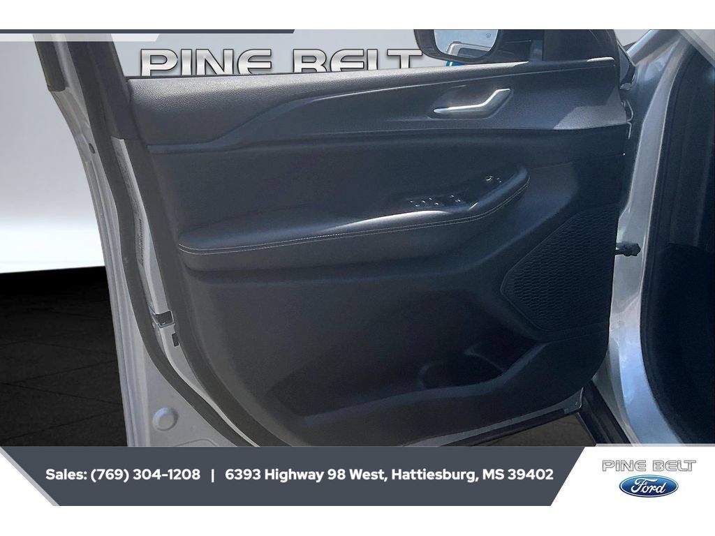 Used 2023 Jeep Grand Cherokee Altitude AWD/4WD image 17