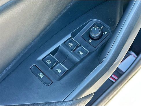 Used 2021 Volkswagen Jetta SEL Premium image 17