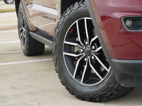 Used 2019 Jeep Grand Cherokee Trailhawk w/ Trailhawk Luxury Group image 3