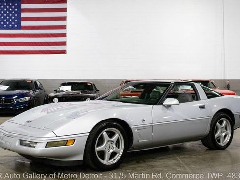 Used 1996 Chevrolet Corvette Coupe RWD image 3