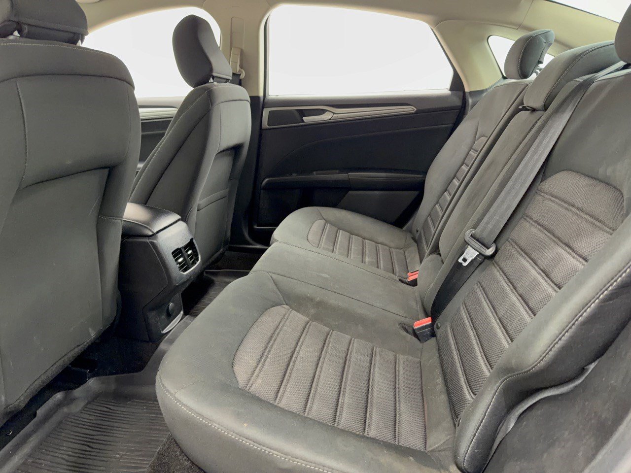 Used 2020 Ford Fusion SE AWD/4WD image 25