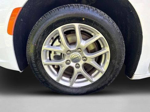 Used 2024 Chrysler Pacifica Touring-L FWD image 10