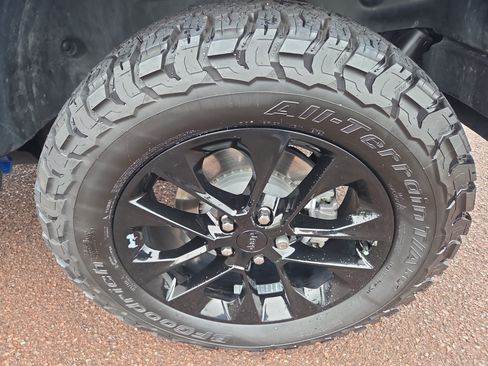 Used 2022 Jeep Wrangler Unlimited Sahara AWD/4WD image 11