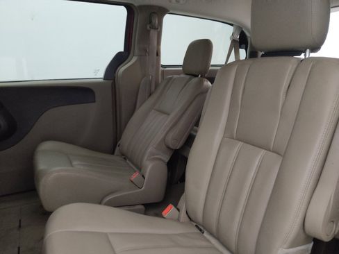 Used 2016 Chrysler Town & Country Touring FWD image 18