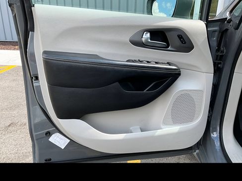 Used 2022 Chrysler Pacifica Touring-L FWD image 23