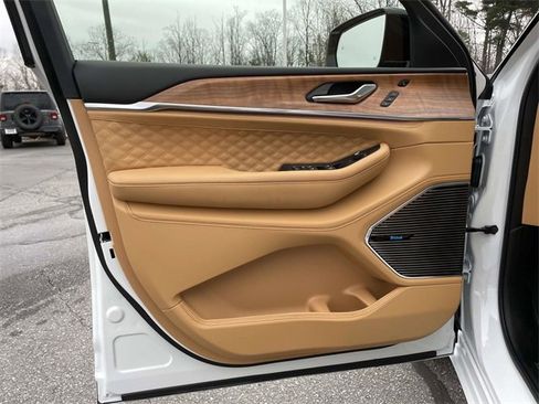 Used 2025 Jeep Grand Cherokee L Summit image 19