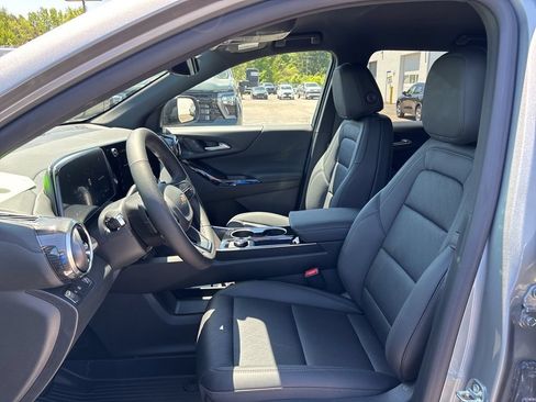 New 2026 Chevrolet Equinox LT w/ Convenience Package II FWD image 9