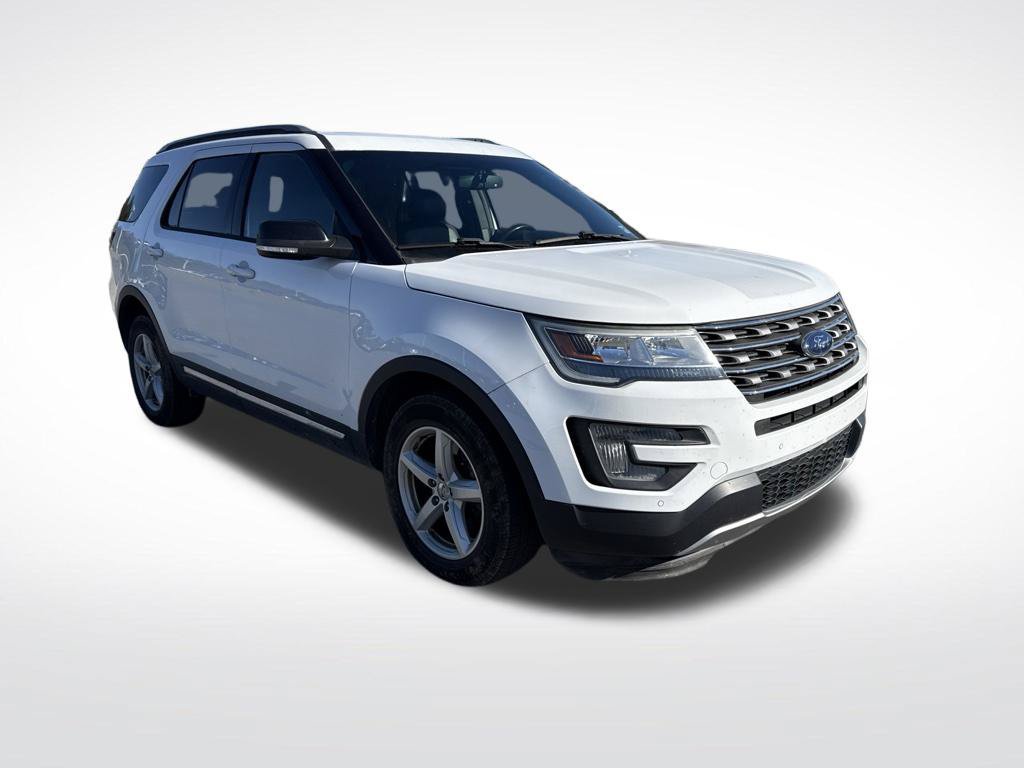 Used 2016 Ford Explorer XLT w/ Equipment Group 202A AWD/4WD image 2