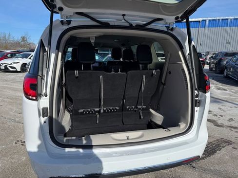 Used 2024 Chrysler Pacifica Touring-L image 11
