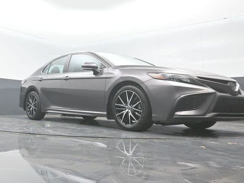 Used 2022 Toyota Camry SE image 17