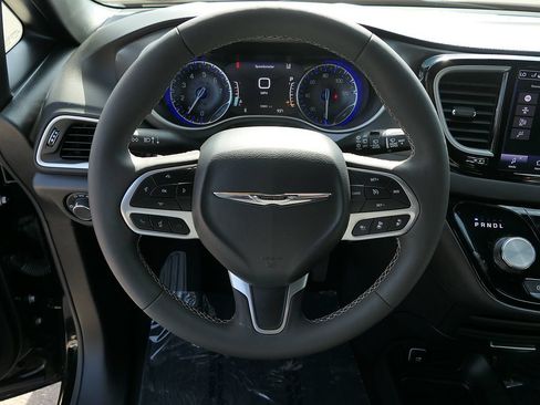 Used 2025 Chrysler Voyager LX FWD image 17