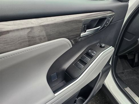 Used 2025 Toyota Highlander Platinum image 20