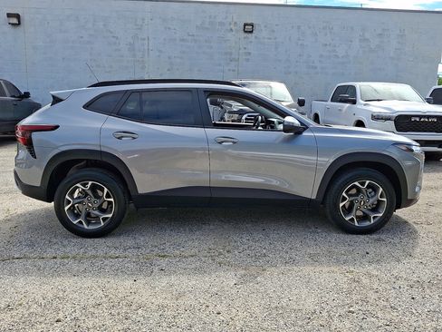 Used 2025 Chevrolet Trax LT FWD image 6