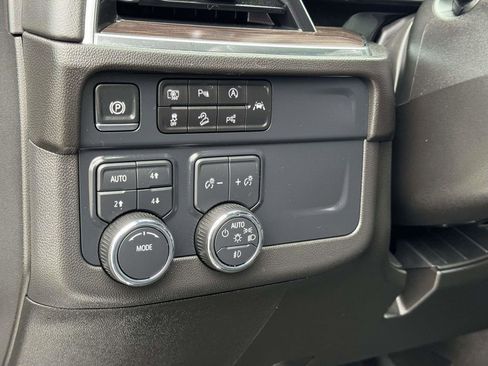 Used 2025 Chevrolet Suburban Z71 AWD/4WD image 9
