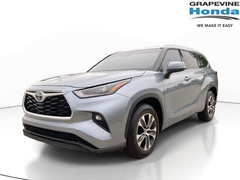 Used 2022 Toyota Highlander XLE FWD image 1