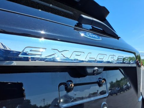 Used 2022 Ford Explorer XLT AWD/4WD image 4