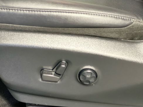 Used 2025 Chrysler Pacifica Select image 15