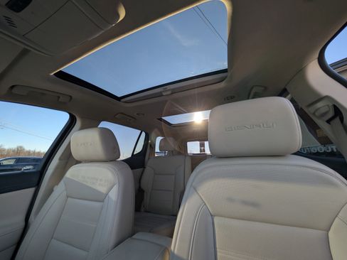 Used 2022 GMC Acadia Denali w/ Denali Ultimate Package image 7