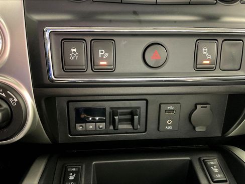 Used 2018 Nissan Titan SV w/ SV Convenience Package AWD/4WD image 17