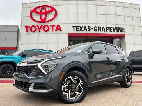 Used 2025 Kia Sportage LX image 2