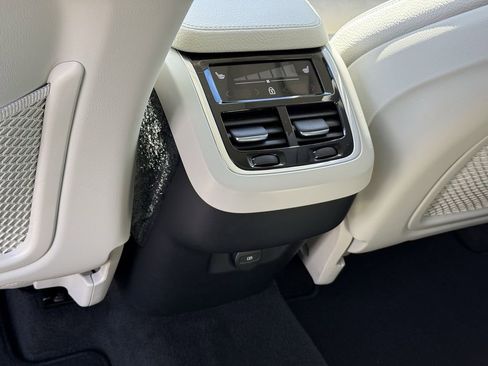 Certified 2022 Volvo XC90 T6 Momentum w/ Climate Package image 12