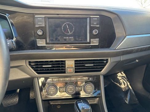 Used 2022 Volkswagen Jetta SE image 17