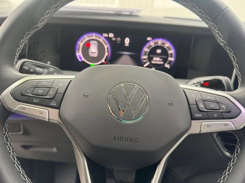 Certified 2025 Volkswagen Tiguan SE image 37