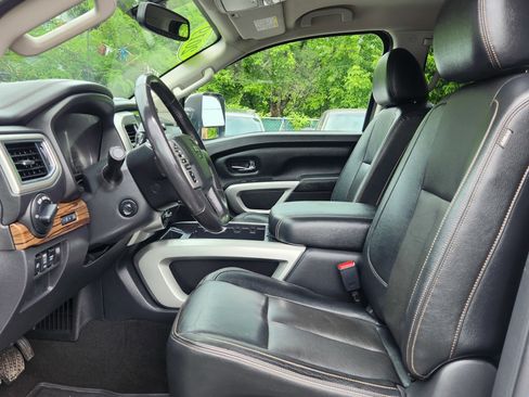 Used 2019 Nissan Titan SL w/ Chrome Package AWD/4WD image 11