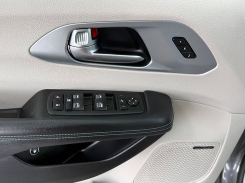Used 2020 Chrysler Pacifica Limited w/ Advanced Safetytec Group FWD image 16