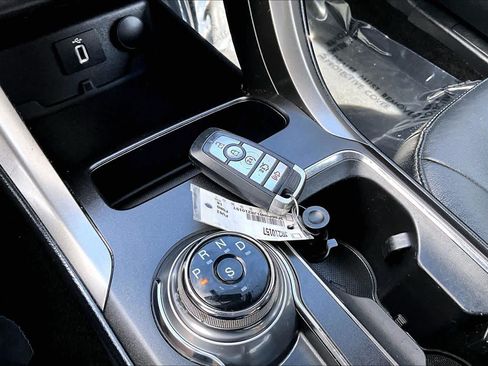 Used 2018 Ford Fusion SE w/ Fusion SE Technology Package FWD image 15