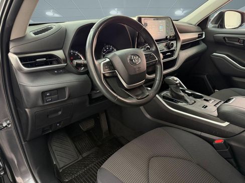 Used 2022 Toyota Highlander LE FWD image 4